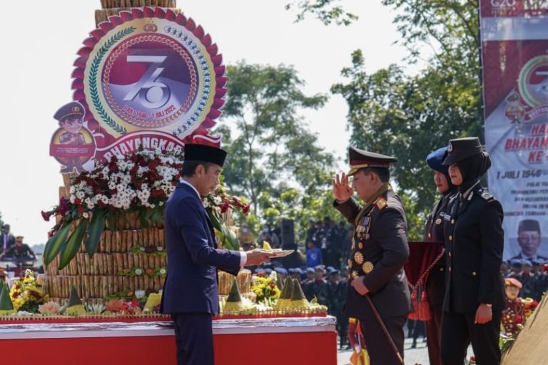 Kapolri Ungkap Makna Tema HUT Bhayangkara ke-76, Dihadapan Presiden RI