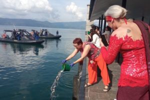 Para Delegasi Summit Women 20 Tabur Bibit Ikan di Danau Toba