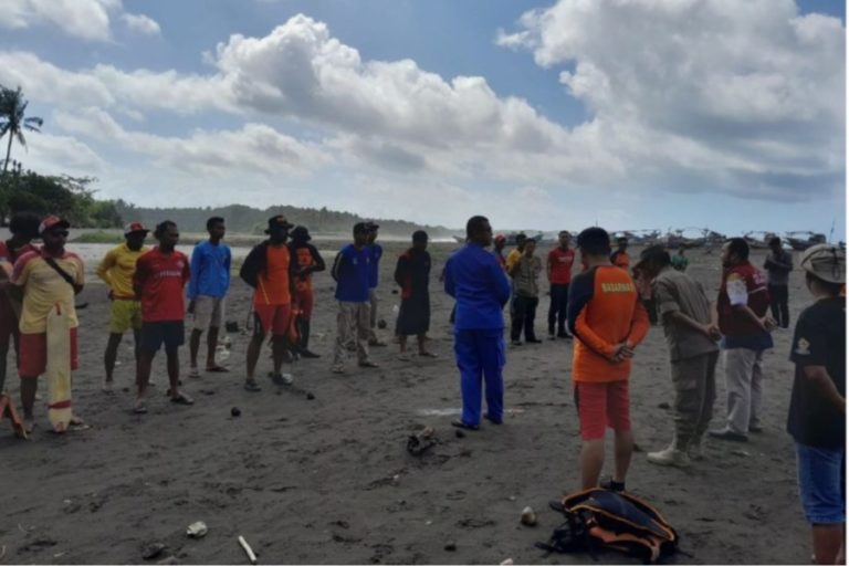Terseret Ombak, Tiga Wisatawan Tewas di Pantai Madasari