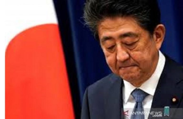Dalam Kondisi Berdarah Setelah Jatuh Tersungkur, Mantan PM Jepang Shinzo Abe Diduga Ditembak