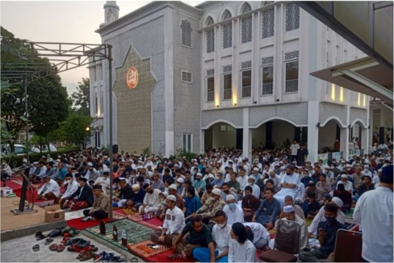 Pimpin Shalat Idul Adha, Ustadz Adi Hidayat: Berkurban adalah Jalan Pendekatan Diri kepada Allah SWT