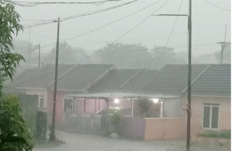 Ketinggian Capai 1,2 Meter, Perumahan Bumi Pesanggrahan Indah (BPI) di Desa Cilebut Barat Terendam Banjir
