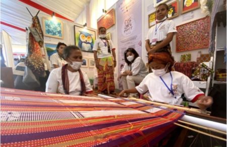 Mulai dari Tenun, Lukisan dan Tas, Karya Seni Penyandang Disabilitas Dipamerkan di W20 Summit Danau Toba