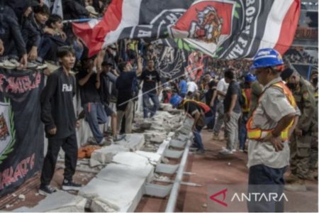 Akibat Pendukung Persija Terlalu Bersemangat, Pagar Pembatas Tribun Penonton di JIS Roboh