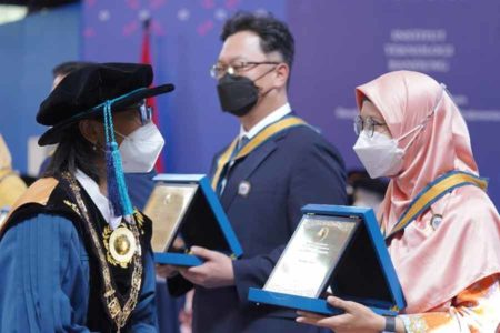 Hari Jadi ke-102 ITB, Daewoong Foundation Raih Penghargaan Ganesa Wirya Jasa Adiutama