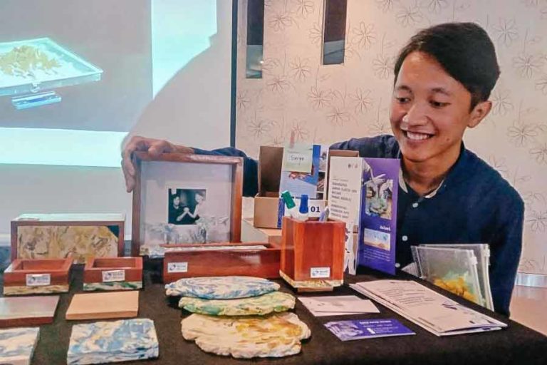 Mahasiswa DKV UK Petra Ciptakan Kerajinan dari Limbah Plastik HDPE