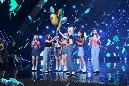 Kalahkan POP! milik Nayeon TWICE, Lagu Up! Kep1er Raih Trofi di KBS Music Bank