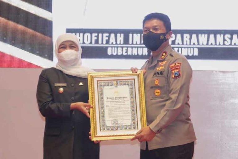 Kapolri Berikan Pin Emas dan Piagam Penghargaan pada Gubernur Jatim
