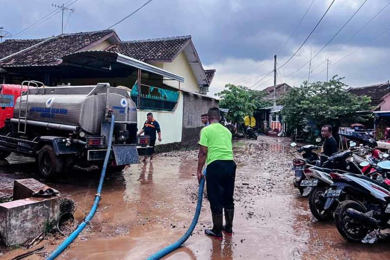 Atasi Banjir Bandang di Pati, Tim Gabungan Pemprov Jateng Mulai Bersihkan Fasum dan Rumah Warga