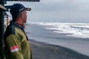 Gelombang Tinggi Terjang Bangunan Usaha dan Perahu di Pantai Depok