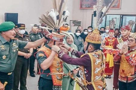 Sekjen PDIP dan Kasad dapat Gelar Kehormatan Dewan Adat Dayak Kalteng