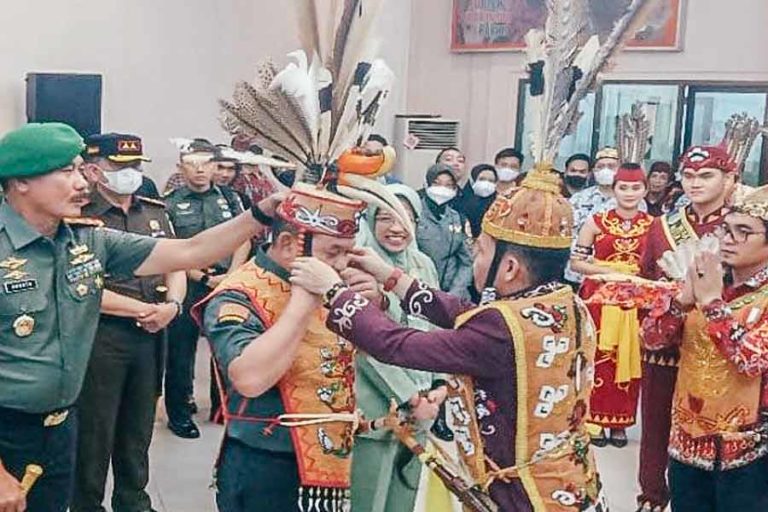 Sekjen PDIP dan Kasad dapat Gelar Kehormatan Dewan Adat Dayak Kalteng