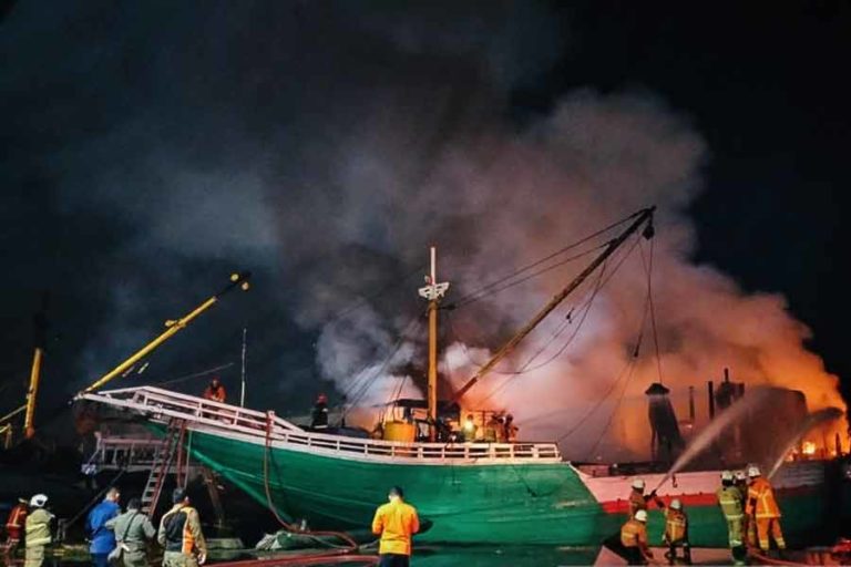 Tak Ada Korban Jiwa, Dua Kapal Kargo Terbakar di Pelabuhan Rakyat Kalimas Surabaya