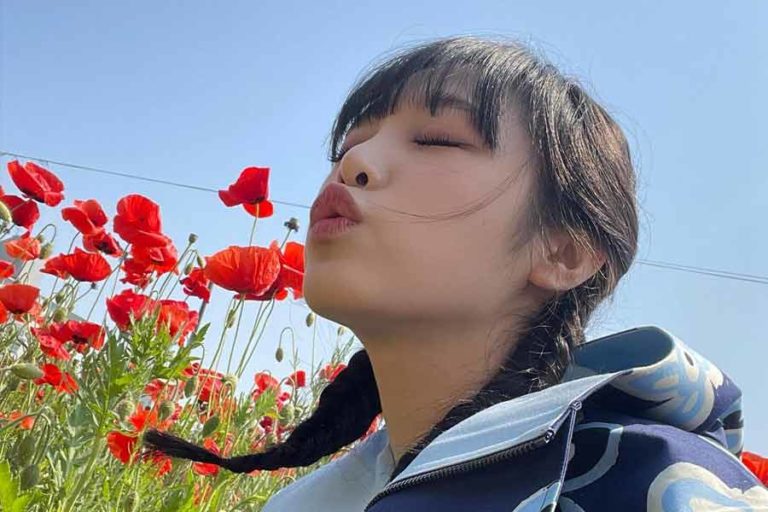 Tandai Debut Solo pada Agustus 2022, Choi Ye Na Luncurkan Mini Album SMiLEY
