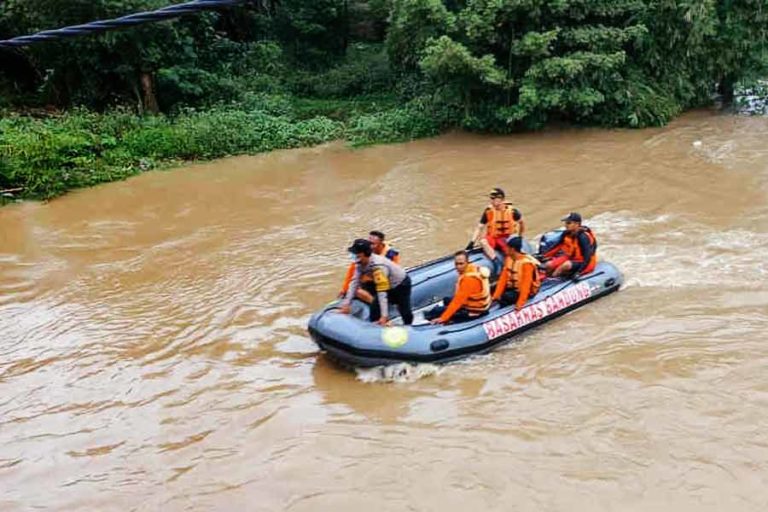 Hari Kedua Pencarian, Santri Tenggelam di Sungai Ciwaringin Cirebon belum Ditemukan