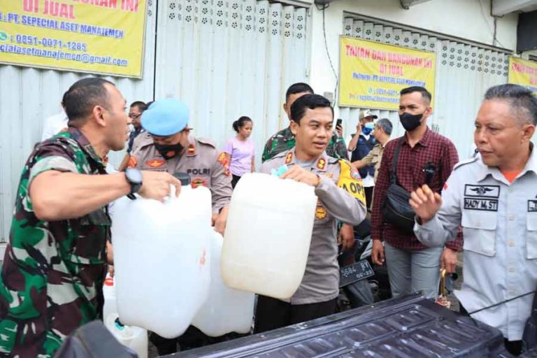 Polres Jember bersama Kodim Berikan Bantuan Air Bersih untuk Warga Terdampak Dam yang Jebol