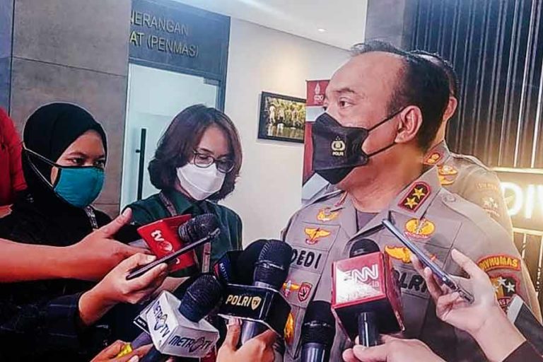 Polisi dan Tim SAR Evakuasi Penumpang Helikopter yang Mendarat Darurat di Jambi