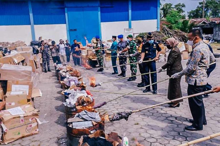 Bea Cukai Dumai Musnahkan Barang Ilegal Senilai Rp 3,5 Miliar