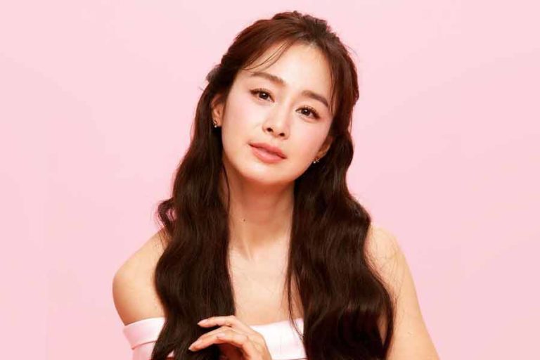 Aktris Kim Tae Hee Bagikan Masker untuk Cegah Sebaran Virus Covid-19