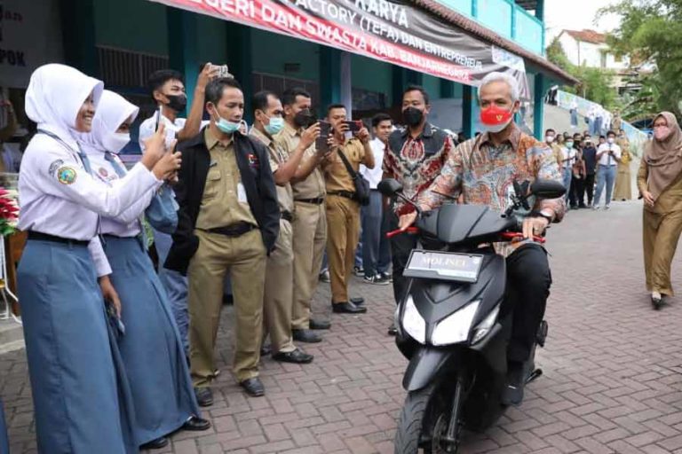 Ganjar Bangga bisa Coba Motor Listrik Pelajar SMKN 2 Bawang,