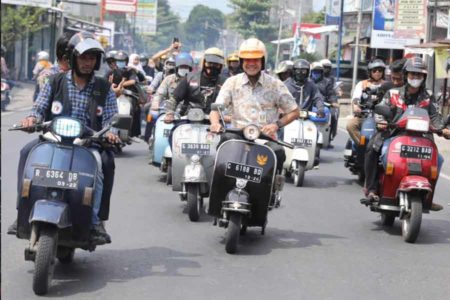 Saat Ganjar Keliling Kota Bareng Komunitas Vespa di Pemalang