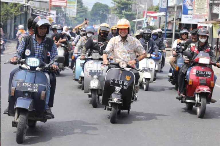 Saat Ganjar Keliling Kota Bareng Komunitas Vespa di Pemalang