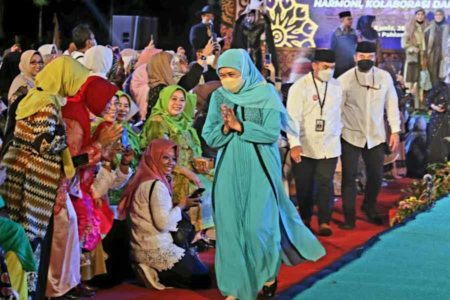 Gubernur Khofifah Apresiasi Tupal Fashion Night di Kick Off 1 Abad NU