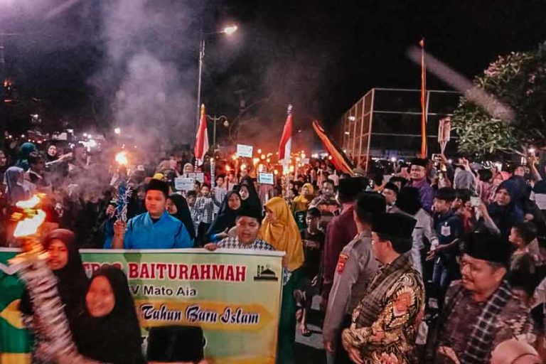 Ramaikan Tahun Baru Islam, Ratusan Santri di Agam Ikuti Pawai Obor