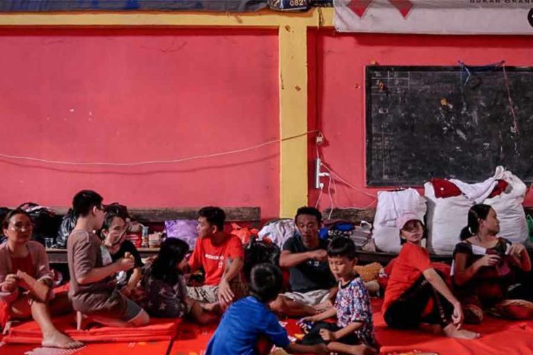 Pengungsi Abrasi Pantai Amurang Meningkat hampir 500 orang, Di Antaranya Ibu Hamil dan Balita