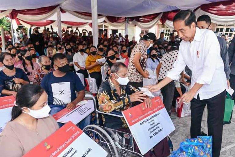 Kunker di Sumut, Jokowi Cek Harga dan Berikan Bantuan Langsung pada Pedagang Pasar Alasa Nias