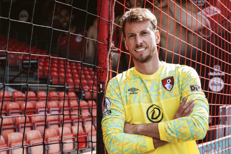 Bournemouth Datangkan Kiper Barcelona Neto dengan Bebas Transfer
