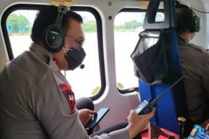 Gunakan Helikopter, Kapolda Sumut Pantau Kebakaran di Samosir