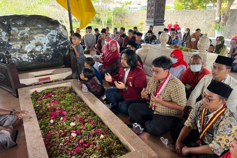 Napak Tilas, Forum Mahasiswa Cipayung Plus Ziarah ke Makam Bung Karno