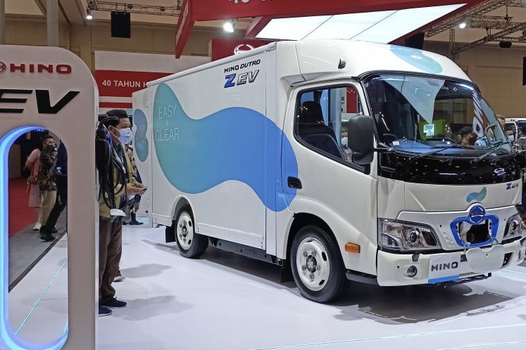 Tetap Bertenaga dan Ramah Lingkungan, Hino Kenalkan Truk Listrik di GIIAS 2022