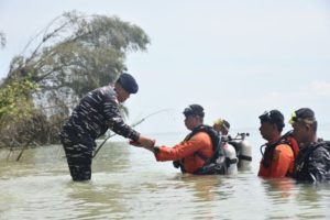 TNI AL Dumai Kibarkan Merah Putih di Titik 74 Bawah Laut