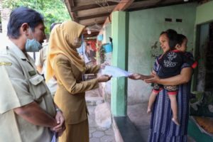 Jemput Bola, Dispendukcapil Kediri Antarkan Akta Kematian ke Rumah Warga