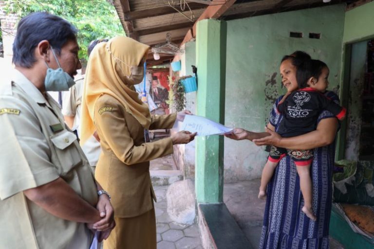 Jemput Bola, Dispendukcapil Kediri Antarkan Akta Kematian ke Rumah Warga