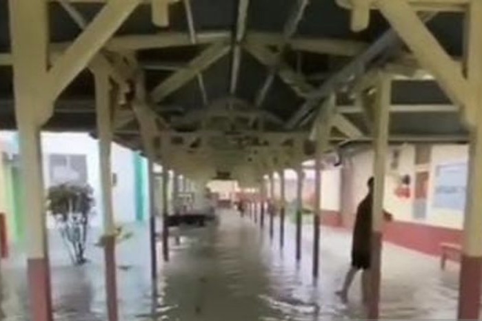 Tanggul Air Laut Jebol, Bangsal RSUD Abdul Aziz Singkawang Terendam Banjir