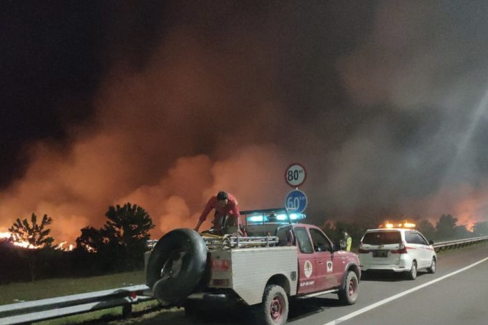 Lahan Mineral Terbakar di Sekitara KM13 Tol Palembang-Indralaya