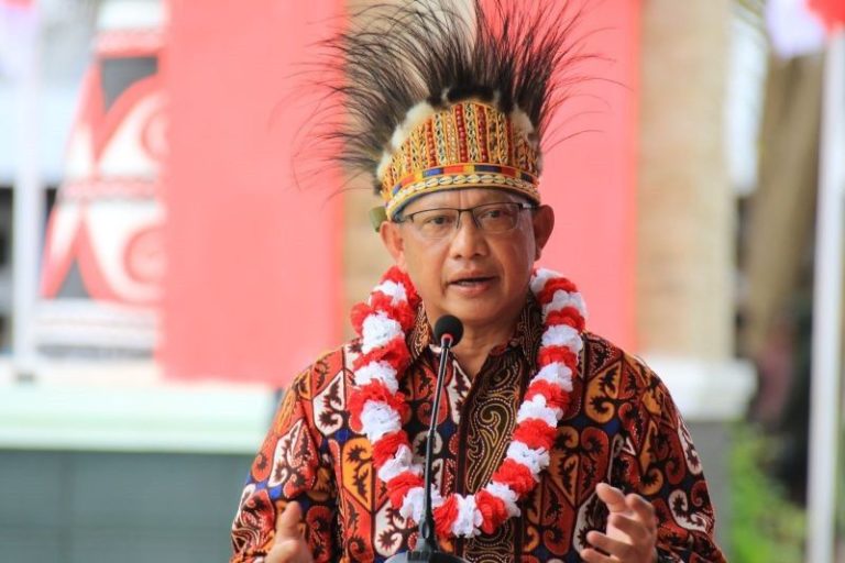Mendagri Tito Sampaikan 4 Pesan Saat Pimpin Upacara di Perbatasan Indonesia