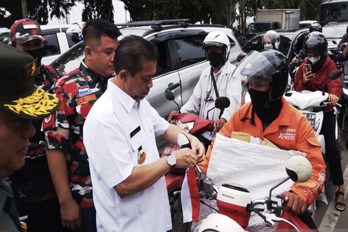 Sambut HUT Kemerdekaan RI, Kesbangpol Bagikan 1.000 Bendera Merah Putih