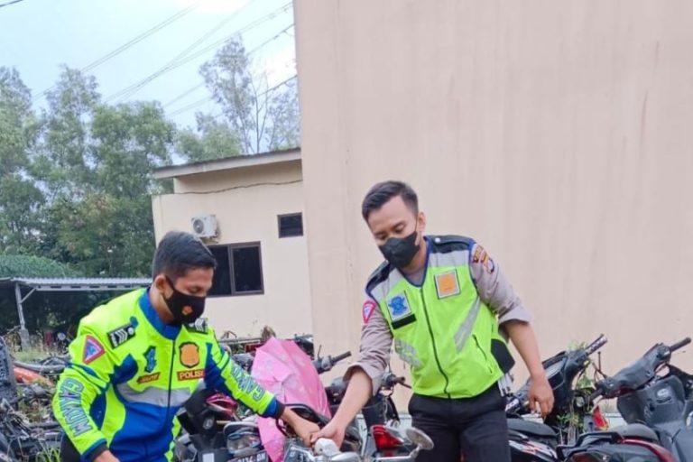 Truk Mundur Tak Kuat Nanjak, Lindas Sepasang Suami Istri Hingga Meninggal