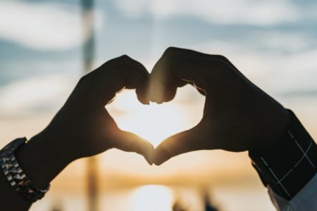 Mengenal Love Bombing, Istilah yang Dipakai Kite Entertainment Membela Arawinda