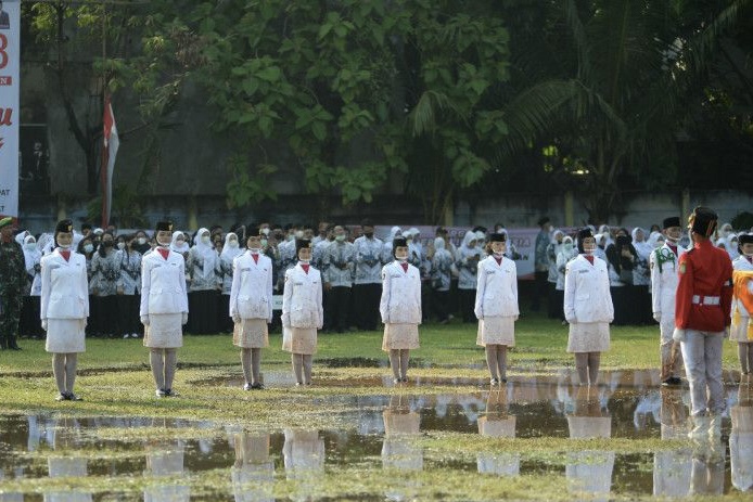 Tiang Bendera Patah dan Lapangan Tergenang, Upacara di Larangan Tangerang Gagal