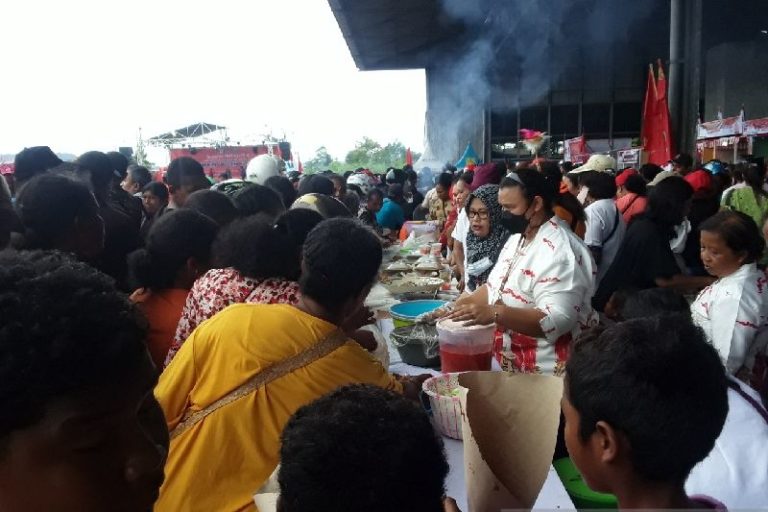 Meriahkan HUT RI, 12 Ribu Warga Biak Pesta Makan Ikan Gratis
