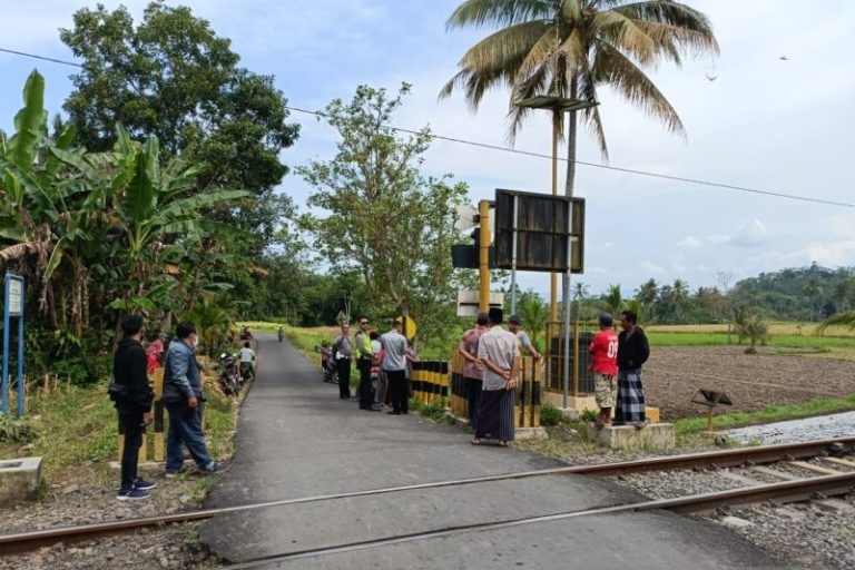 Kereta Api Tabrak Sepeda Motor di Jember, Tiga Orang Meninggal Dunia