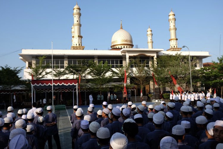 Jadi Inspektur Upacara, Muhadjir Effendy Minta Ponpes Ngruki Rutin gelar Upacara HUT RI
