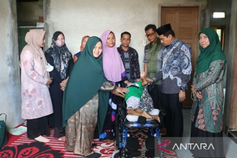 Bantuan Kursi Roda Diberikan Pemkab Aceh untuk Anak Penderita Kelumpuhan Otak