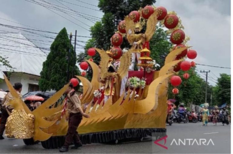 Antusias, Ribuan Warga Hadiri Pawai Kendaraan Hias HUT RI ke-77 di Babel