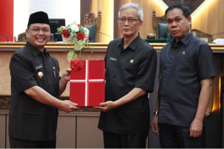 Penyerahan Rancangan Perubahan KUA-PPAS 2022, Wagub Kalbar: Target Indikator Ekonomi Tumbuh 5,25 Persen